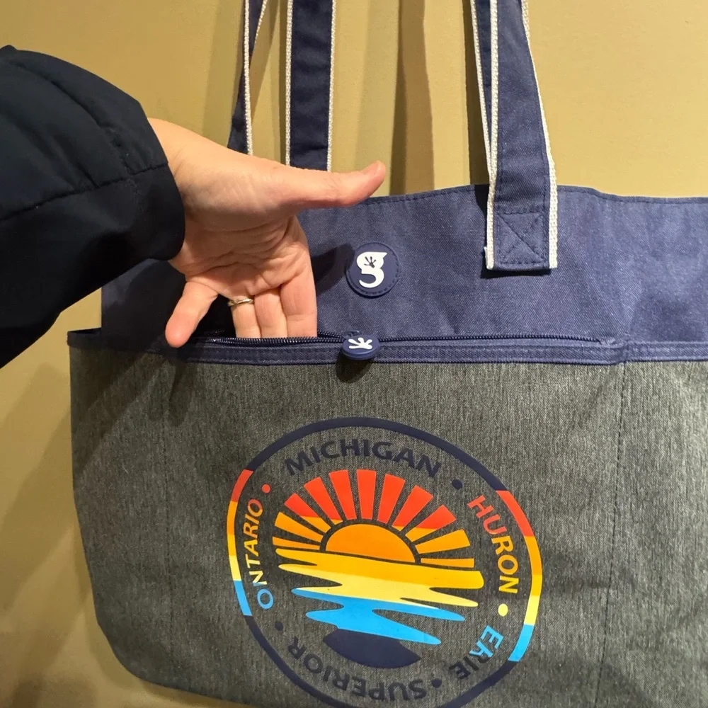 Geckobrands Michigan Lakes Oversized Waterproof Beach Tote EUC